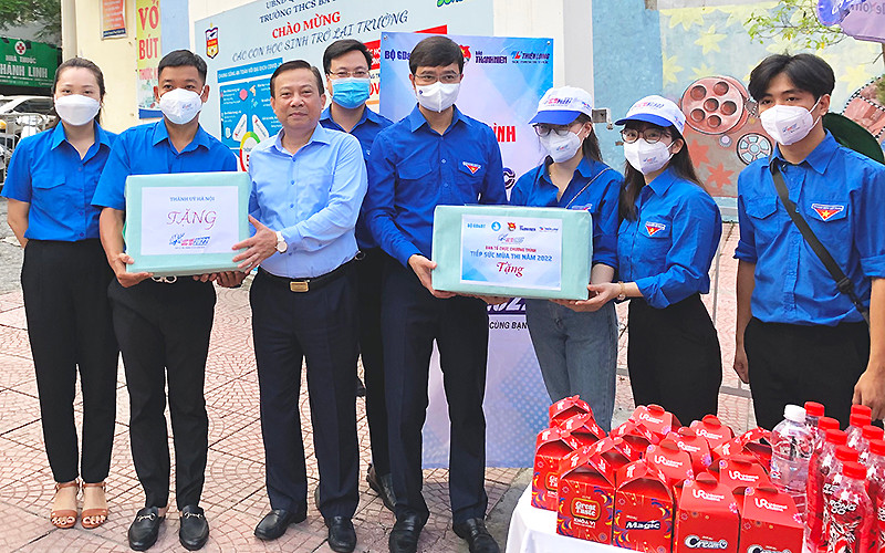Đồng chí Bùi Quang Huy (thứ 4 từ phải sang) và đại diện lãnh đạo thành phố Hà Nội thăm, trao quà tặng các đội hình “Tiếp sức mùa thi” tại Trường Trung học cơ sở Ba Đình, nhằm động viên, khích lệ tinh thần, nhiệt huyết của các tình nguyện viên. Đông đảo tình nguyện viên trên cả nước tham gia “Tiếp sức mùa thi” -0