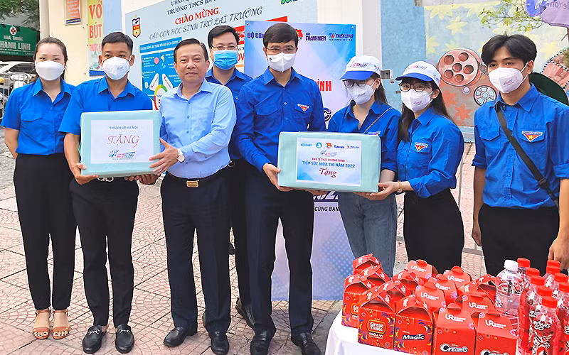 Đông đảo tình nguyện viên trên cả nước tham gia “Tiếp sức mùa thi” -0