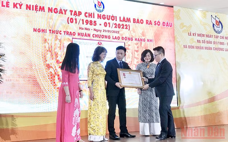 Đồng chí Lê Quốc Minh, Ủy viên Trung ương Đảng, Tổng Biên tập Báo Nhân Dân, Phó Trưởng Ban Tuyên giáo Trung ương, Chủ tịch Hội Nhà báo Việt Nam trao Huân chương Lao động hạng Nhì cho tập thể lãnh đạo Tạp chí Người làm báo.