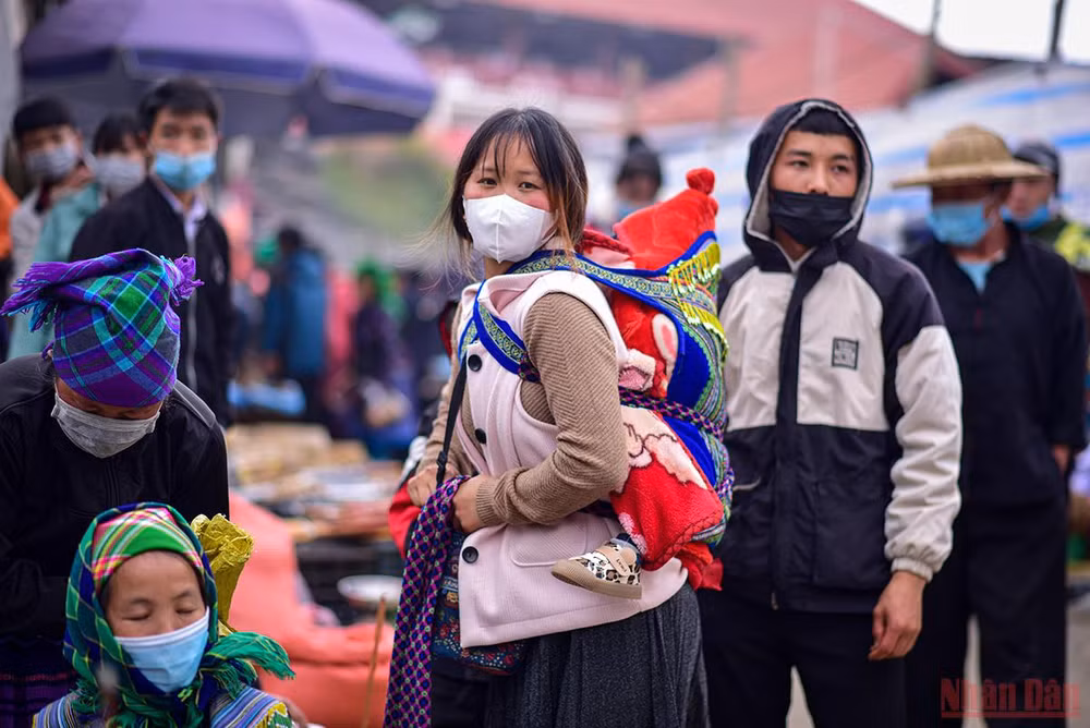 Độc đáo cảnh mẹ địu con đi chợ phiên Bắc Hà ngày giáp Tết -0