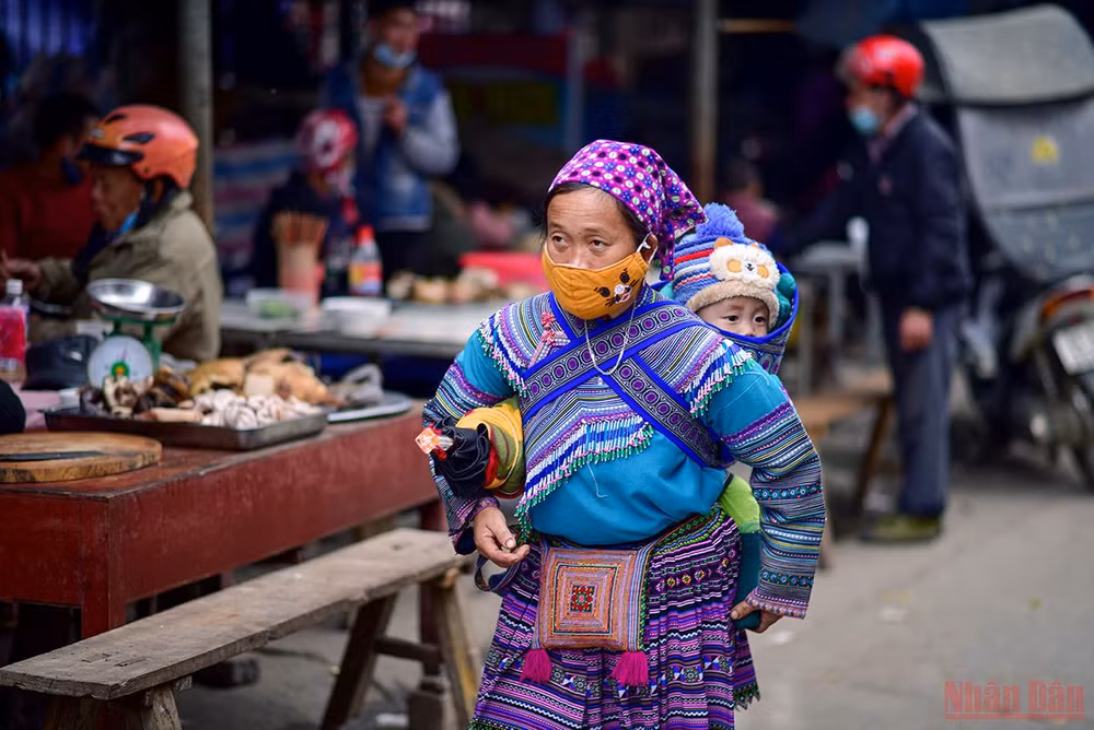 Độc đáo cảnh mẹ địu con đi chợ phiên Bắc Hà ngày giáp Tết -0
