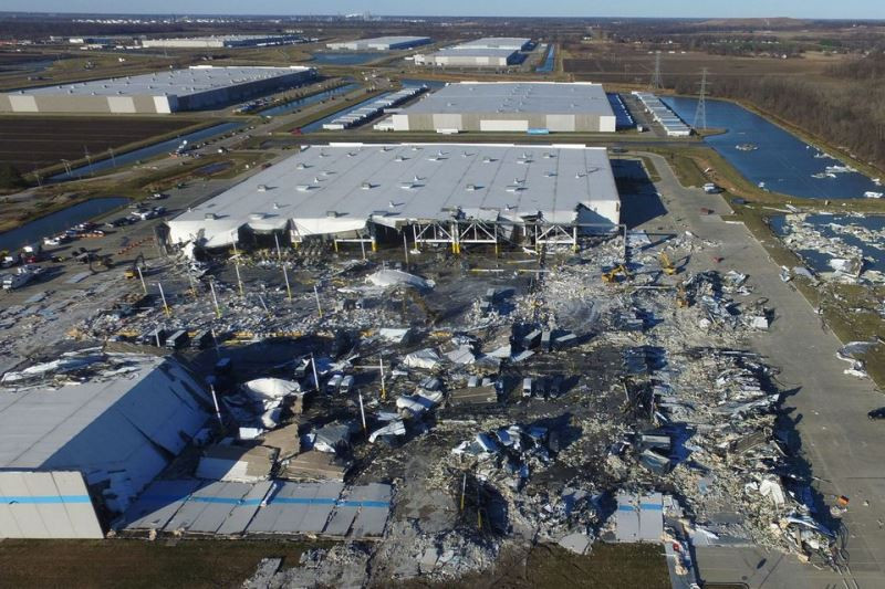 Nhà kho tại trung tâm phân phối của Amazon ở Edwardsville, Illinois sập mái sau khi hứng chịu tàn phá từ lốc xoáy. Ít nhất 6 công nhân đang làm việc tại đây đã thiệt mạng. (Ảnh: Reuters) Mỹ ban bố tình trạng khẩn cấp sau thảm họa lốc xoáy -0