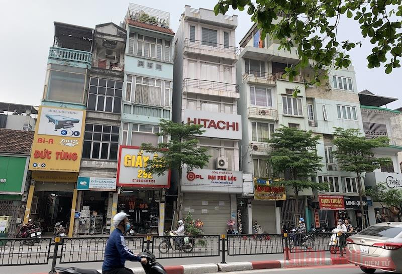 Những căn nhà mặt phố kinh doanh san sát trên phố Tôn Đức Thắng, quận Đống Đa, TP Hà Nội. (Ảnh: BÔNG MAI) ton_duc_thang-1620536498418.jpg
