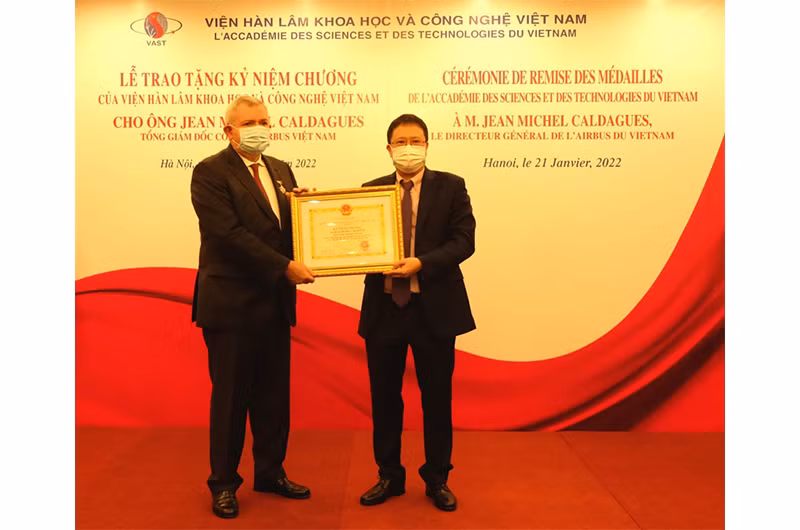 Giáo sư, Viện sĩ Châu Văn Minh, Chủ tịch Viện Hàn lâm Khoa học và Công nghệ Việt Nam trao Kỷ niệm chương cho ông Jean-Michel Caldagues.