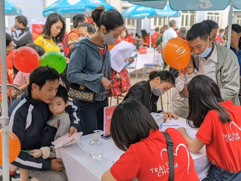 Các em nhỏ trên địa bàn TP Hải Phòng được khám sàng lọc tim miễn phí.
