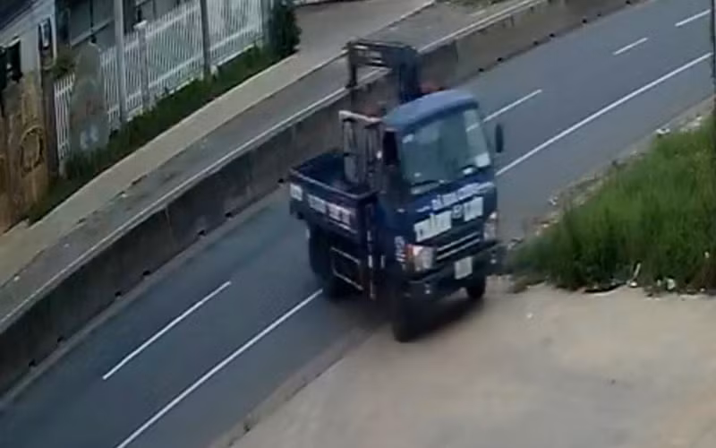 Xe tải trôi chắn ngang Quốc lộ 1A gây tai nạn làm 1 người tử vong -0