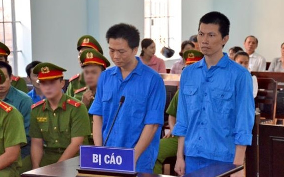 Lê Minh Sơn (trái) nguyên là cán bộ công an và Võ Ngọc Thiện tại phiên tòa xét xử vụ án “Lạm dụng chức vụ, quyền hạn chiếm đoạt tài sản”.