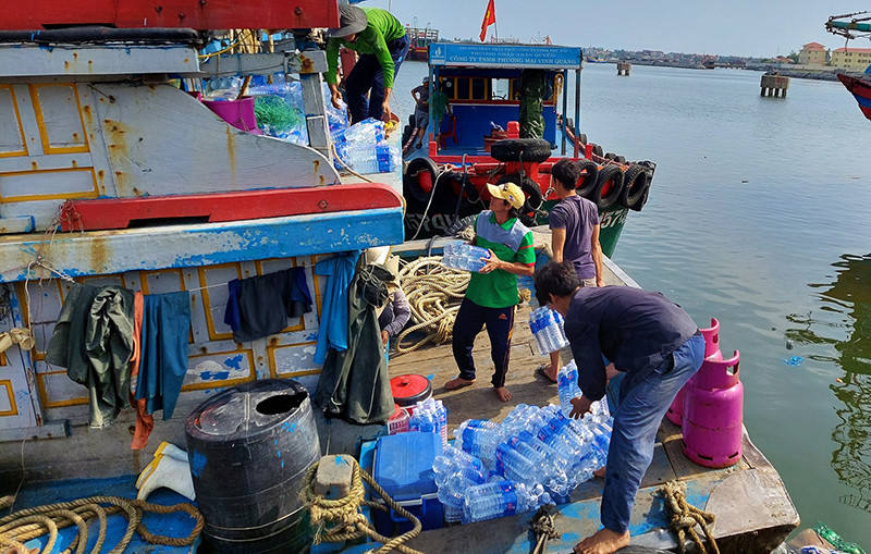 Ngư dân huyện Bố Trạch chuyển lương thực, nước uống xuống tàu để đi chuyến biển đầu năm. Quảng Bình ra quân khai thác hải sản năm 2022 -0