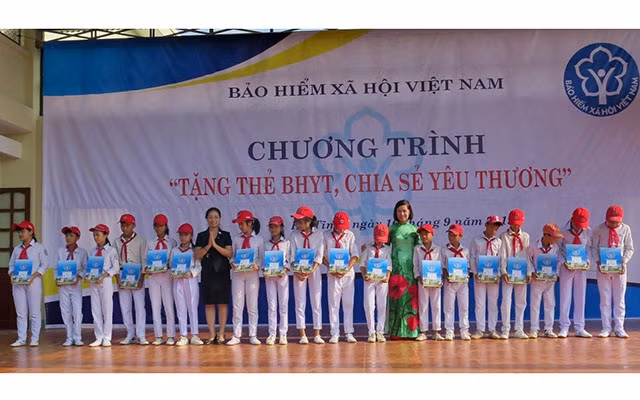 Tặng thẻ bảo hiểm y tế cho học sinh có hoàn cảnh khó khăn tại Hà Tĩnh (Ảnh: VSS).