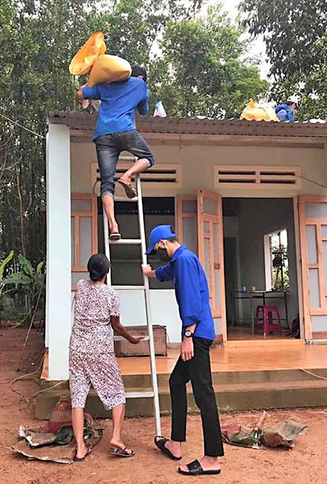 Thanh niên tình nguyện tại chỗ hỗ trợ người dân chằng chống, gia cố nhà cửa trước khi bão đổ bộ. Tuổi trẻ Quảng Nam dũng cảm xung kích phòng chống thiên tai -0