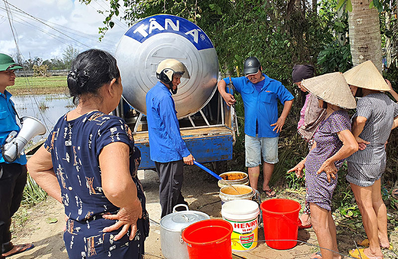 Áo xanh tình nguyện mang nước đến hỗ trợ bà con Quảng Nam những ngày này. Tuổi trẻ Quảng Nam dũng cảm xung kích phòng chống thiên tai -0