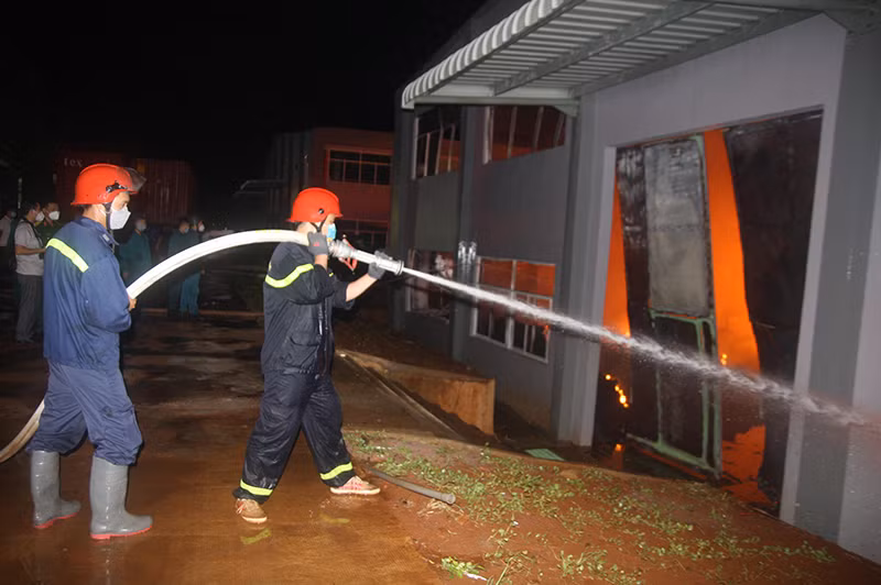 Đồng Nai: Cháy dữ dội trong đêm tại Khu công nghiệp Suối Tre -0