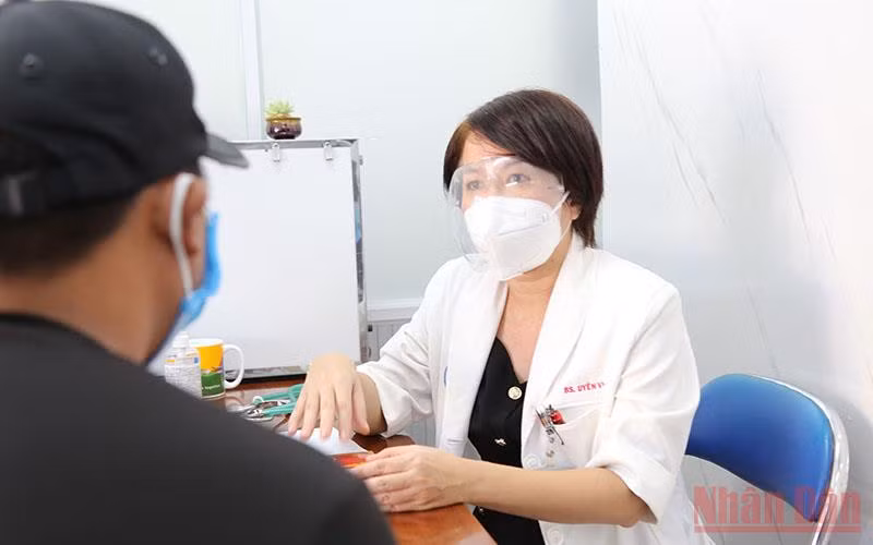 ThS, BS Doãn Uyên Vy khám cho bệnh nhân tại phòng khám Chống độc. 