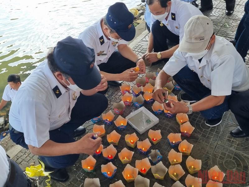 Đồng đội cùng thả hoa đăng tưởng niệm. Đà Nẵng: Dâng hương tưởng niệm 64 liệt sĩ hy sinh trong sự kiện Gạc Ma -0
