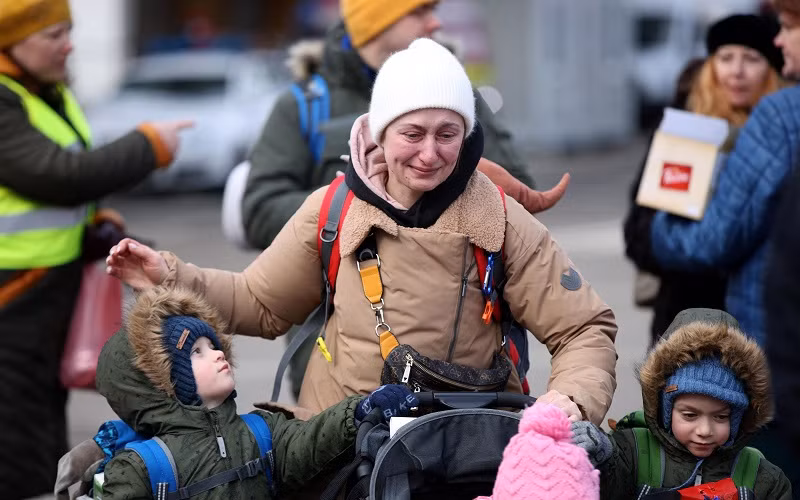 Người dân Ukraine đi sơ tán tại cửa khẩu biên giới ở Siret, Romania. (Ảnh: REUTERS)