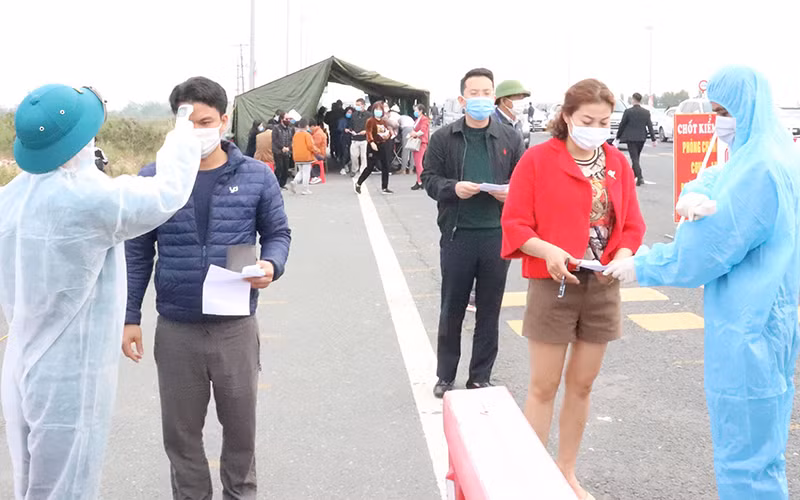 Đo thân nhiệt và yêu cầu khai báo y tế tại các chốt kiểm soát dịch của tỉnh Quảng Ninh.
