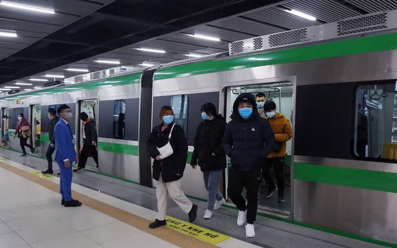 Sau hơn bốn tháng đưa vào khai thác, tàu điện trên cao Cát Linh-Hà Ðông đã trở thành phương tiện đi lại thường xuyên của nhiều người dân Thủ đô. (Ảnh: QUỐC TOẢN) 