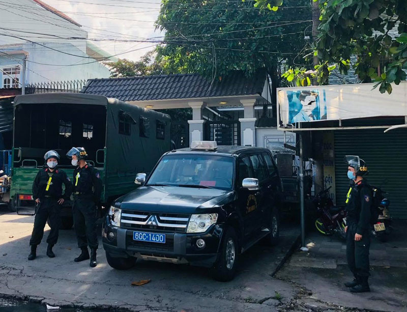 Lực lượng công an phong tỏa để phục vụ khám xét nhà đối tượng Nguyễn Thị Như Mỹ. Bắt thêm một chủ doanh nghiệp liên quan đường dây buôn lậu xăng giả -0