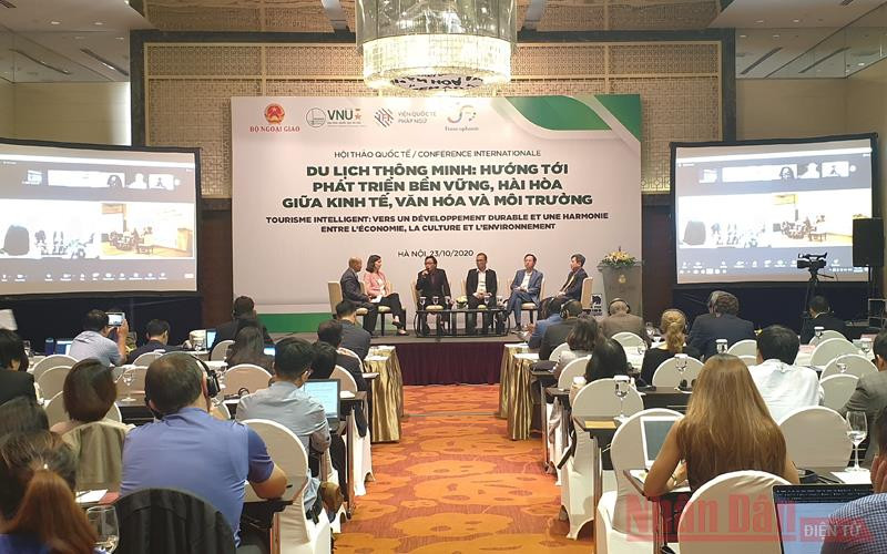 Các diễn giả trao đổi tại phiên thảo luận (Ảnh: T.LINH) “Du lịch thông minh: hướng tới sự phát triển bền vững và hài hòa giữa kinh tế, văn hóa và môi trường” -0