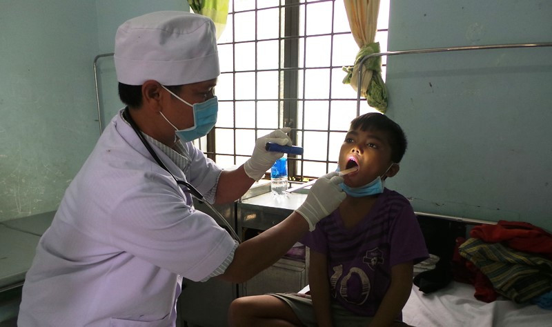 Khám cho bệnh nhân mắc bạch hầu đang điều trị tại Trung tâm Y tế huyện Sa Thầy, tỉnh Kon Tum. Tập trung các nguồn lực quyết tâm khống chế bệnh bạch hầu -0