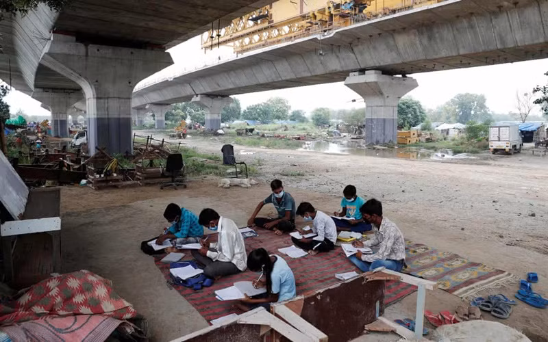 Sau khi Ấn Độ đóng cửa toàn bộ trường học từ tháng 3 vừa qua, nhiều học sinh không có điều kiện tiếp cận internet đã tham gia lớp học ngoài trời. (Ảnh: Reuters)