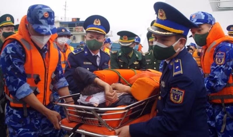 Người bị nạn đã được lực lượng cảnh sát biển đưa đi cấp cứu kịp thời ngay khi vào bờ. (Ảnh: Mạnh Thường)