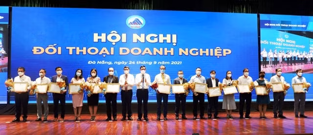 Tặng bằng khen cho các doanh nghiệp.