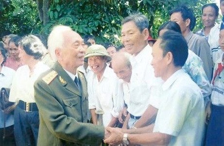 Đại tướng nói chuyện thân mật với người dân quê hương trong một lần ông về thăm quê. (Ảnh: TL/quangbinh.gov.vn) Lần sinh nhật đặc biệt của Đại tướng ở quê nhà -0