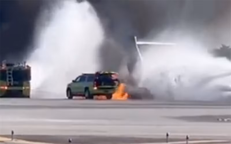 Chiếc máy bay bốc cháy tại sân bay quốc tế Miami, Florida, Mỹ khiến ít nhất 4 người bị thương.