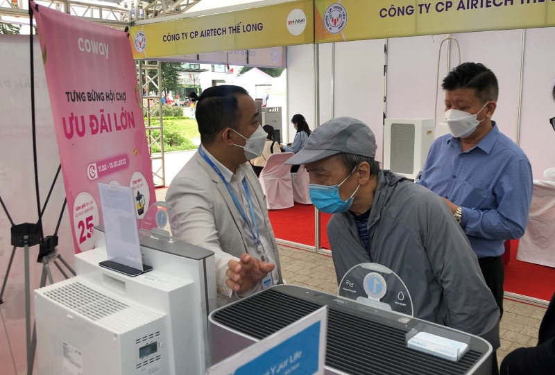 Người tiêu dùng Thủ đô tham quan các gian hàng tại Hội chợ "Hàng hóa, sản phẩm vì người tiêu dùng” năm 2022. Phát động Ngày Quyền của người tiêu dùng Việt Nam -0