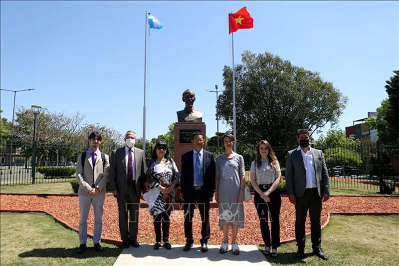 Đại sứ Dương Quốc Thanh và Thứ trưởng Văn hóa Argentina Valeria Gonzalez (thứ 3 từ phải sang) cùng các khách mời tại tượng đài Chủ tịch Hồ Chí Minh. (Ảnh: TTXVN) Thành phố Buenos Aires vinh danh Chủ tịch Hồ Chí Minh -0