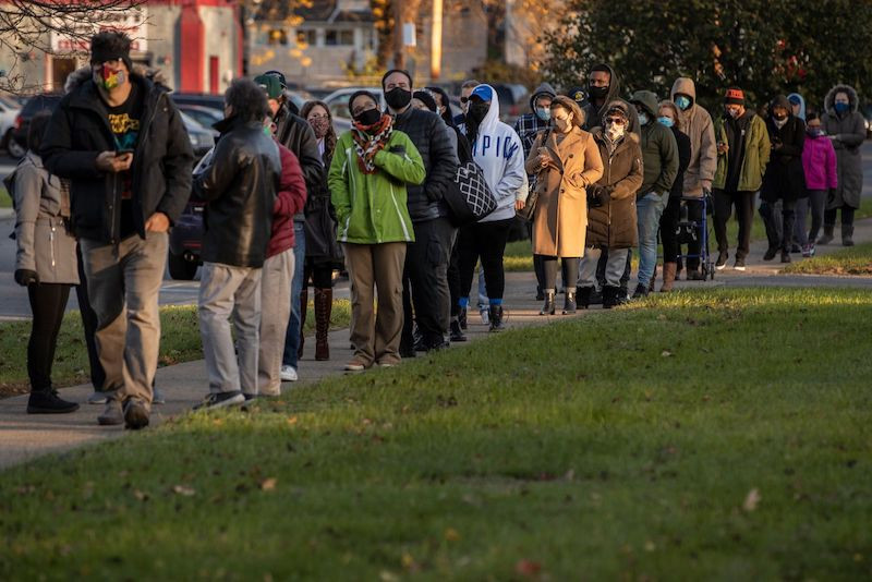 Cử tri xếp hàng chờ bỏ phiếu tại Bethlehem, Pennsylvania, Mỹ, ngày 3-11-2020. (Ảnh: CNN) Một vài khác biệt chỉ có ở bầu cử Tổng thống Mỹ 2020 -0