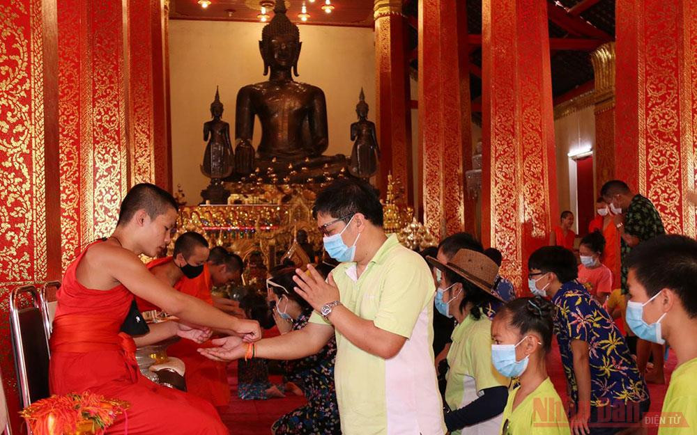 Theo quan niệm của người Lào, buộc chỉ cổ tay sẽ mang đến sức khỏe và may mắn.