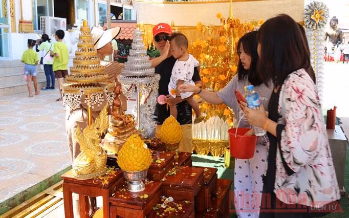 Tết cổ truyền Bun Pi Mày 2564 tại Lào -0