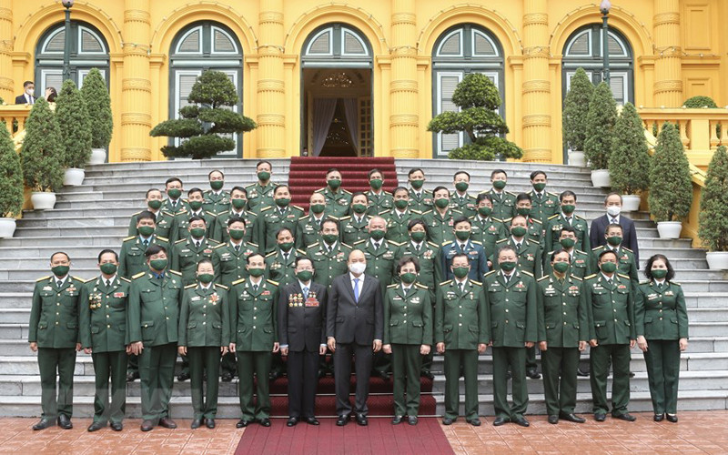 Chủ tịch nước Nguyễn Xuân Phúc chụp ảnh cùng đoàn đại biểu doanh nhân cựu chiến binh. (Ảnh: Lâm Khánh/TTXVN) Doanh nhân cựu chiến binh gương mẫu, tích cực đóng góp phát triển đất nước -0