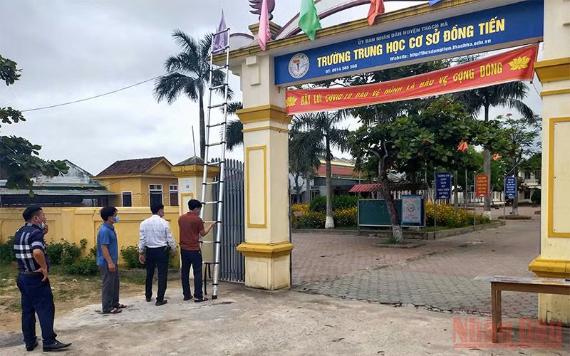 Giáo viên Trường THCS Đồng Tiến (Thạch Hà) chuẩn bị các điều kiện để đón học sinh đến lớp