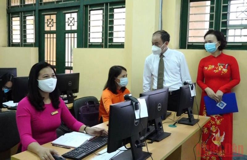 Lãnh đạo TP Hải Dương kiểm tra cơ sở vật chất và an toàn phòng dịch tại các cơ sở giáo dục trước khi đón học sinh trở lại nhà trường. (Ảnh: QUỐC VINH).