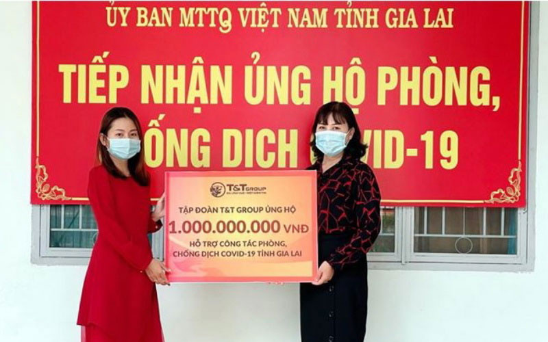 Đại diện Tập đoàn T&T Group trao hỗ trợ cho đại diện Ủy ban Trung ương Mặt trận Tổ quốc Việt Nam tỉnh Gia Lai. Thiết thực ủng hộ phòng, chống dịch Covid-19 -0