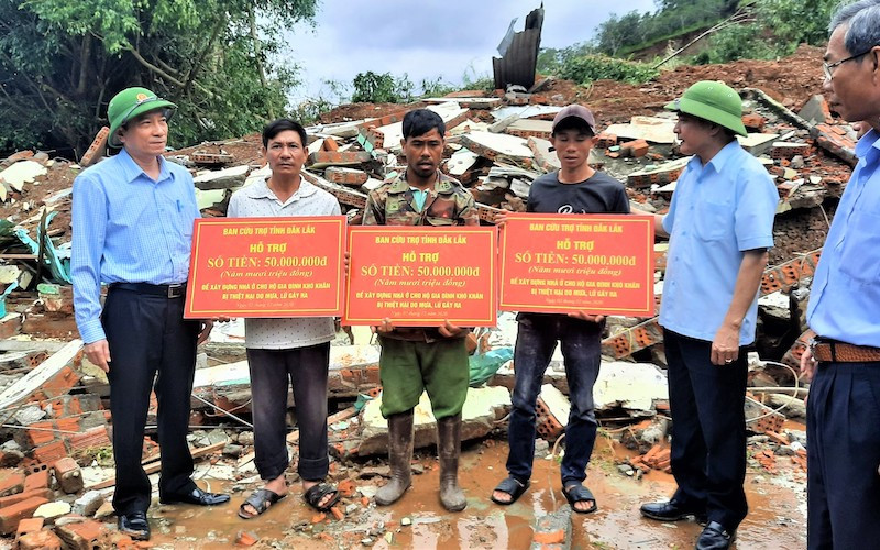 Đồng chí Bùi Văn Cường, Bí thư Tỉnh ủy Đắk Lắk và đồng chí Phạm Ngọc Nghị, Chủ tịch UBND tỉnh Đắk Lắk trao tặng số tiền hỗ trợ cho ba hộ ở xã Hòa Phong có nhà bị sập do sạt lở đất, mỗi hộ là 50 triệu đồng để sớm xây lại nhà ở.