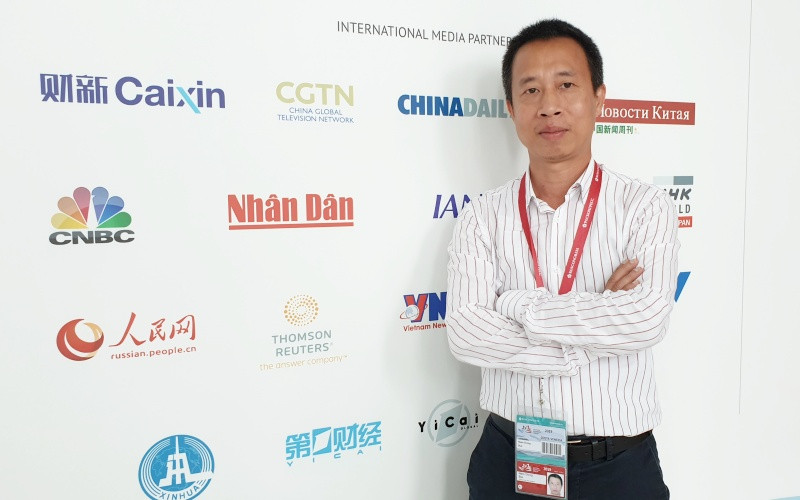 Phóng viên và logo của Báo Nhân Dân tại Diễn đàn kinh tế Phương Đông, Vladivostok (tháng 9-2019). Nhớ những ngày đầu trên xứ sở Bạch dương -0