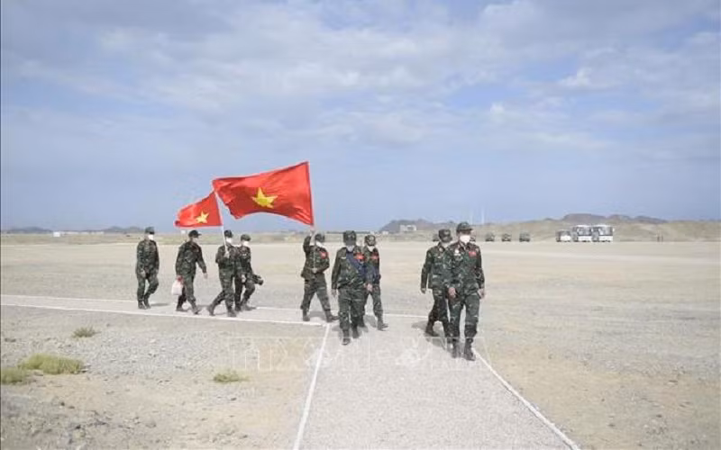 Đội tuyển Hóa học QĐND Việt Nam di chuyển vào thao trường bắn súng. Ảnh: TTXVN.