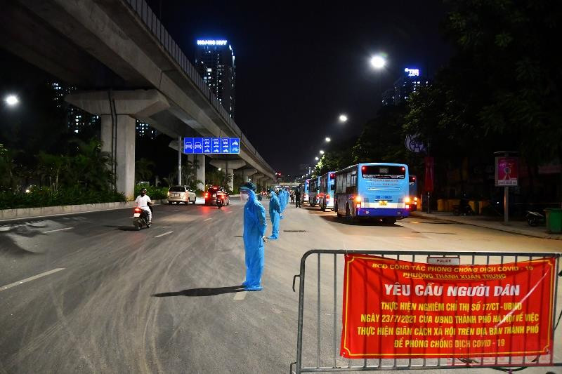 Ngay từ đầu giờ tối, lực lượng chức năng tiến hành phong tỏa, phân luồng giao thông một đoạn đường Nguyễn Trãi nhằm phục vụ công tác di dời người dân. Di dời người dân tại “điểm đỏ” phường Thanh Xuân Trung đến nơi an toàn -0