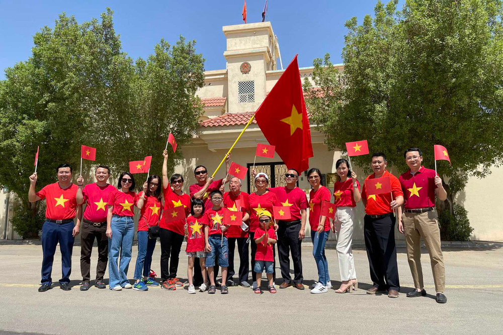 Cờ Việt Nam được giương cao trước cổng Đại sứ quán Việt Nam tại Saudi Arabia. Cổ động viên Việt Nam tại Saudi Arabia vào sân