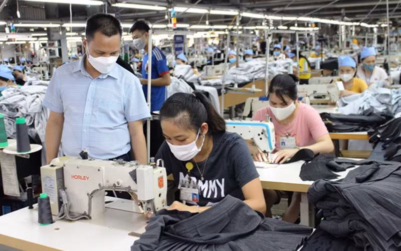 Lãnh đạo Công ty Tiên Sơn giám sát người lao động chấp hành các quy định phòng, chống dịch trong quá trình lao động.
