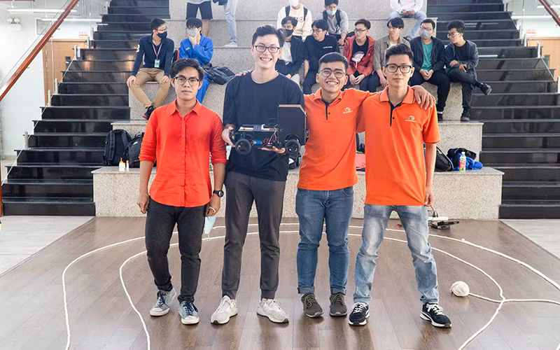 Đội Othree với dự án “Dự đoán giao thông”. (Ảnh QTSC)