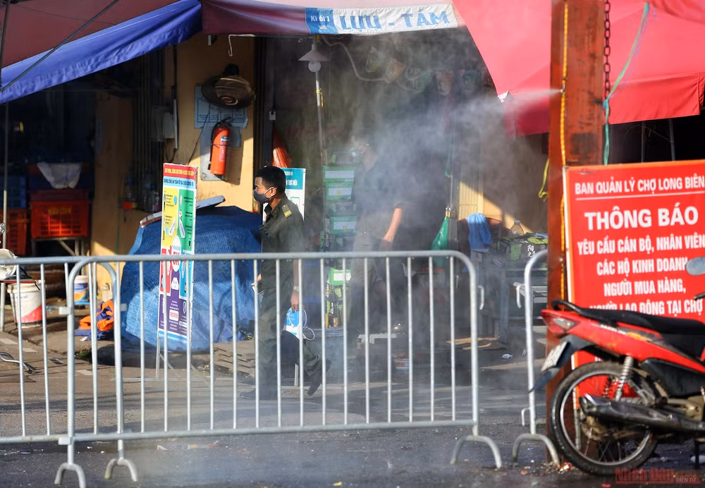 Phong tỏa toàn bộ chợ Long Biên sau khi phát hiện thêm ca F0 -0