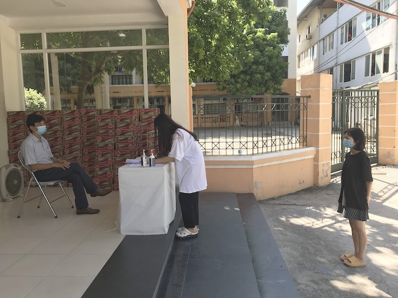 Sinh viên nhận hỗ trợ tại Ký túc xá Mễ Trì. Ảnh: USSH Ấm lòng sinh viên gặp khó -0
