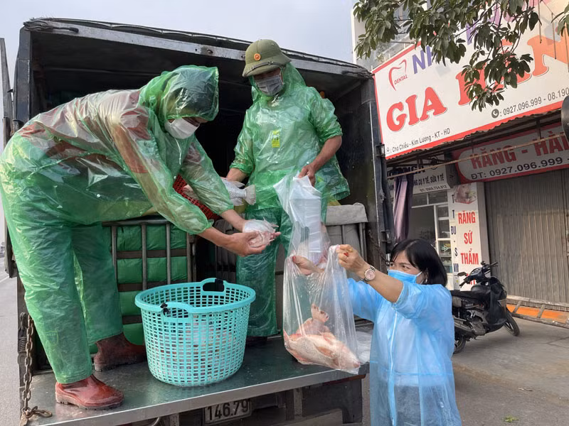 Hỗ trợ nhu yếu phẩm cho nhân dân vùng dịch ở huyện Kim Thành.
