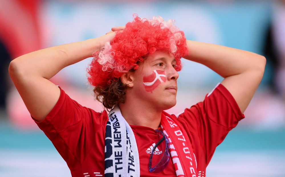 Cổ động viên Đan Mạch lo lắng khi đội nhà bị dồn ép. (Ảnh: UEFA) Nhìn lại chiến thắng lịch sử đưa Anh vào chung kết EURO 2020 -0