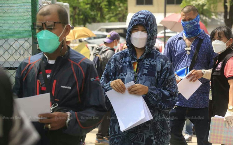 Người dân Thái Lan xếp hàng để xét nghiệm Covid-19 tại Bangkok, hôm 7/7. (Ảnh: Bangkok Post)